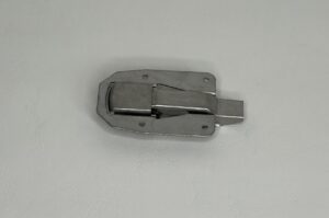 Cowl oil door latch on cirrus aircraft
